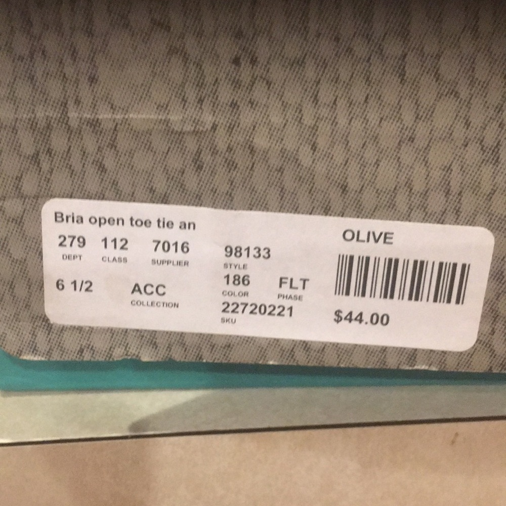 New in box with tags olive peep toed olive heels - Picture 7 of 8